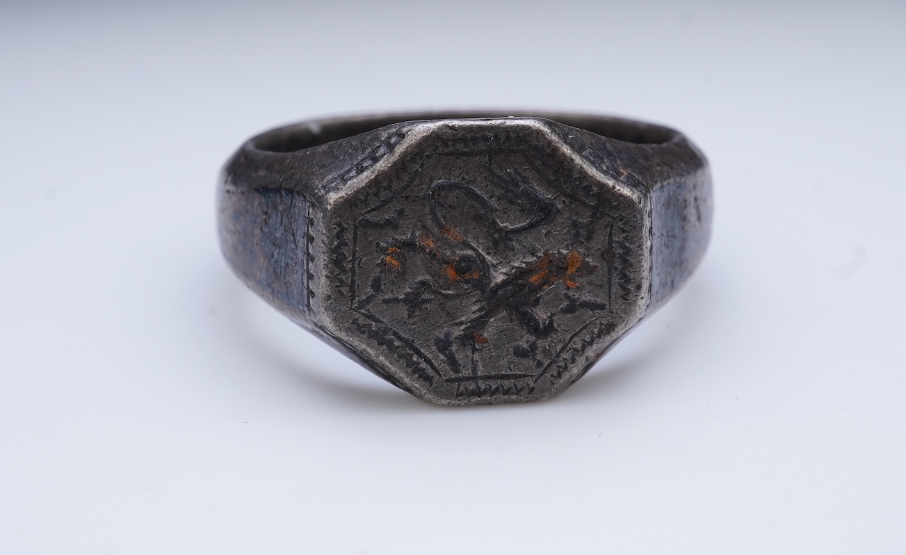 A heraldic signet ring, England, 15th/16th century